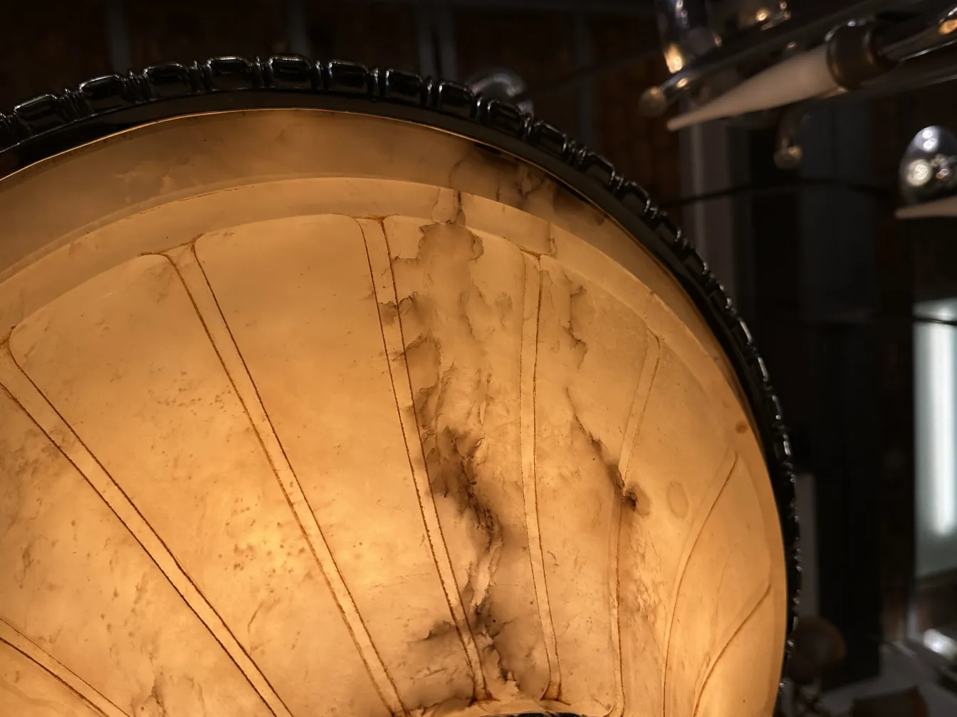 Lampada a sospensione antica con dettagli decorativi