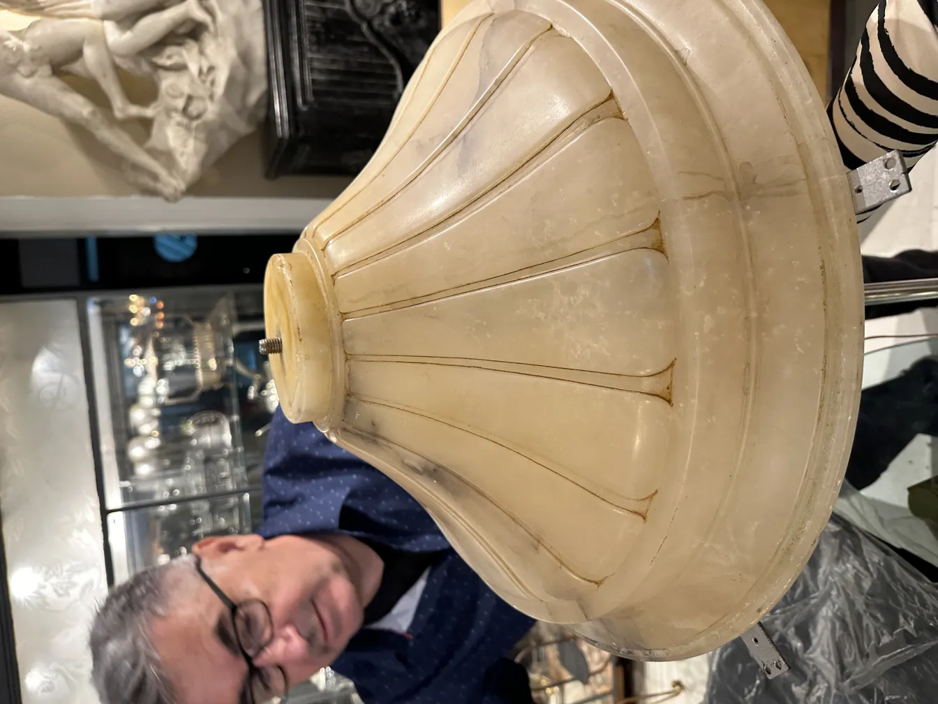 Lampada a sospensione antica in alabastro con design elegante