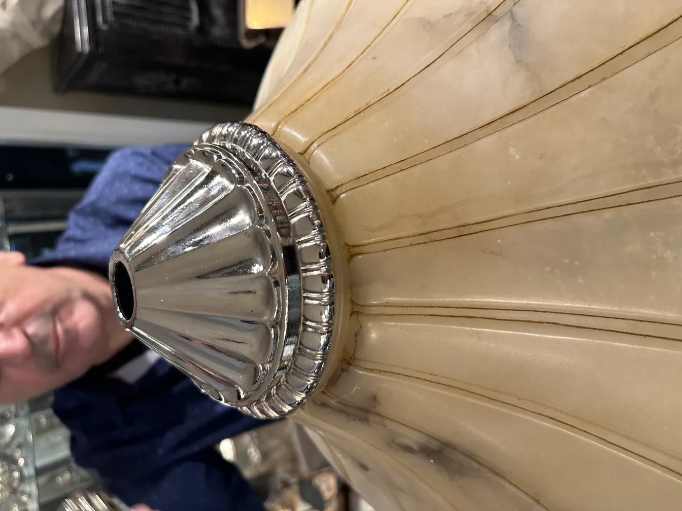 Lámpara de techo antigua de alabastro con detalles en metal