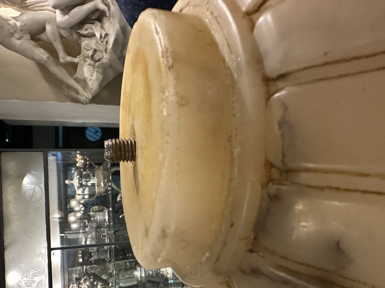 Lustre ancien avec des détails artistiques, contexte élégant.