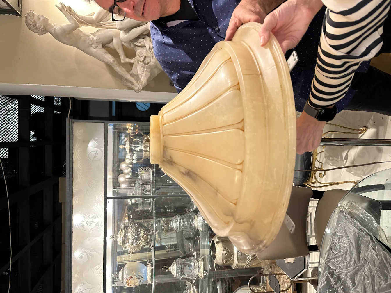 Lámpara de techo antigua con diseño elegante y luz tenue, ideal para decoración.