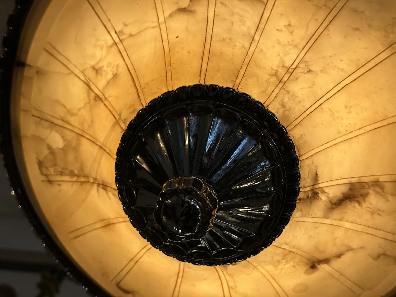 古いハンギングランプ、クラシックデザインと装飾的な詳細。