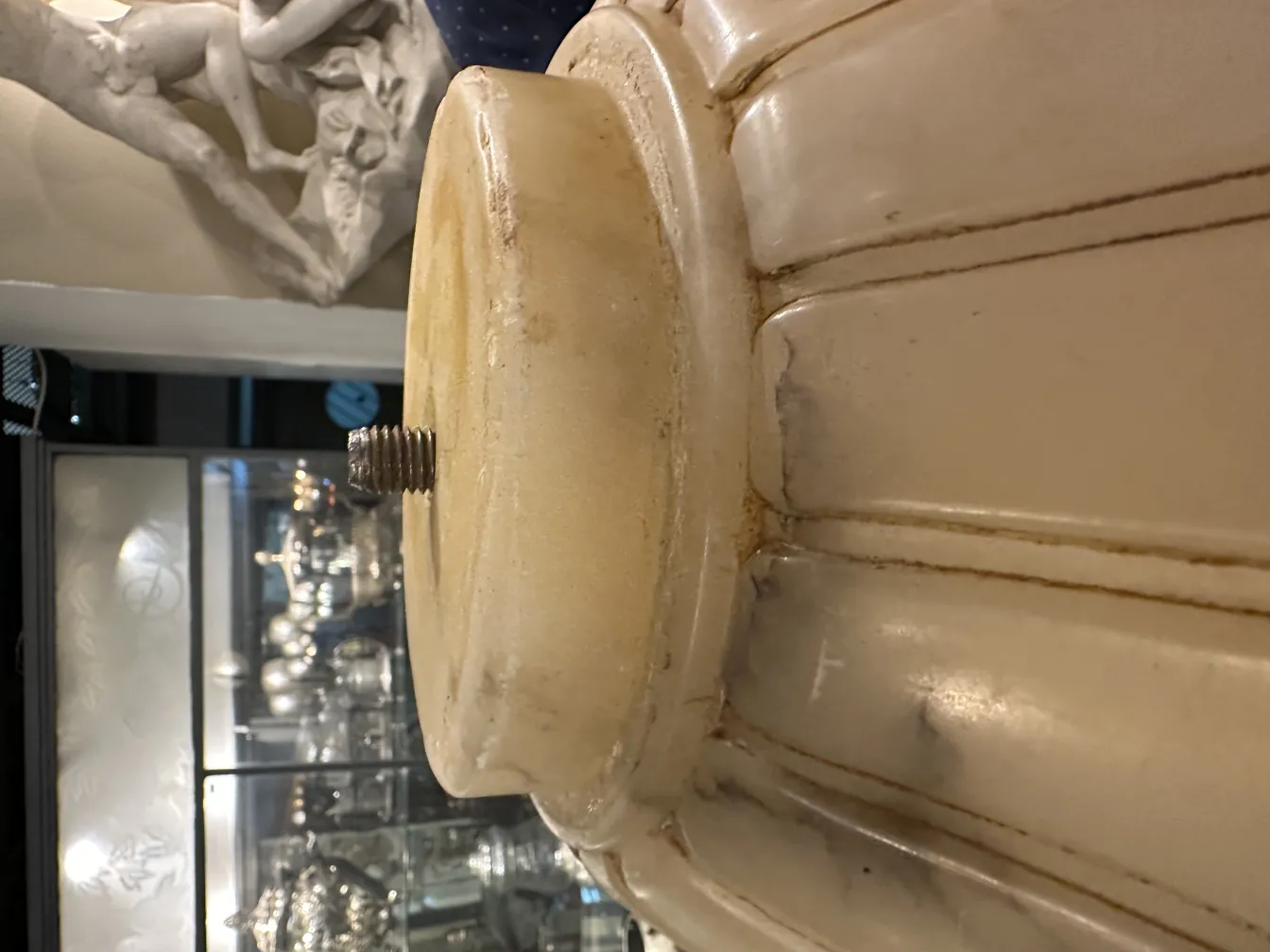 Antique hanging lamp made of ceramic with central screw, in classic style.