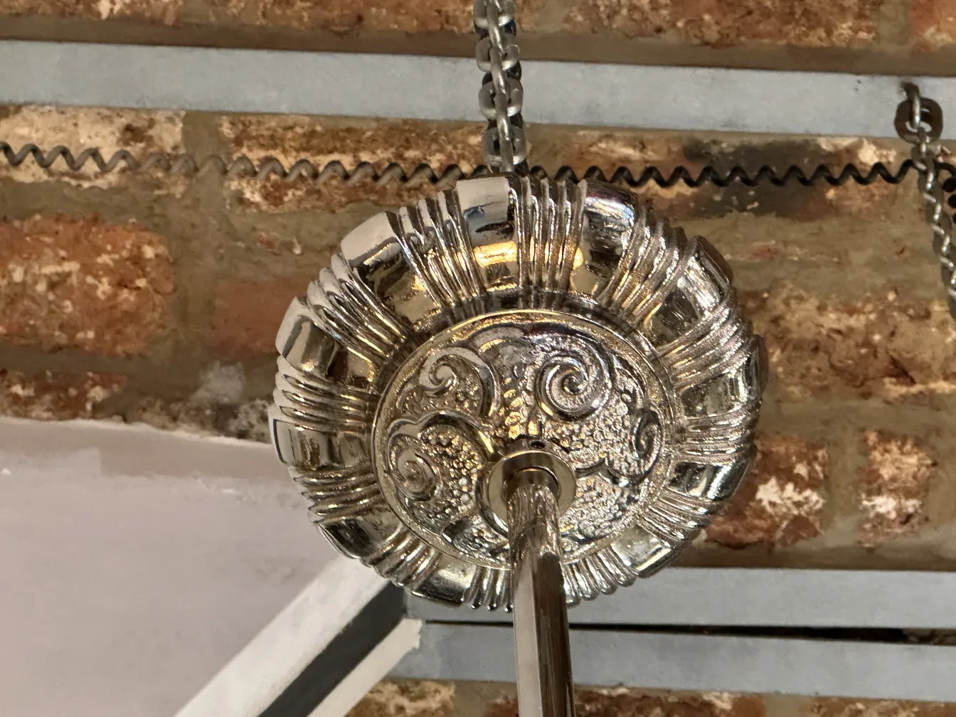 Lustre antique avec un design élaboré, idéal pour des ambiances élégantes.