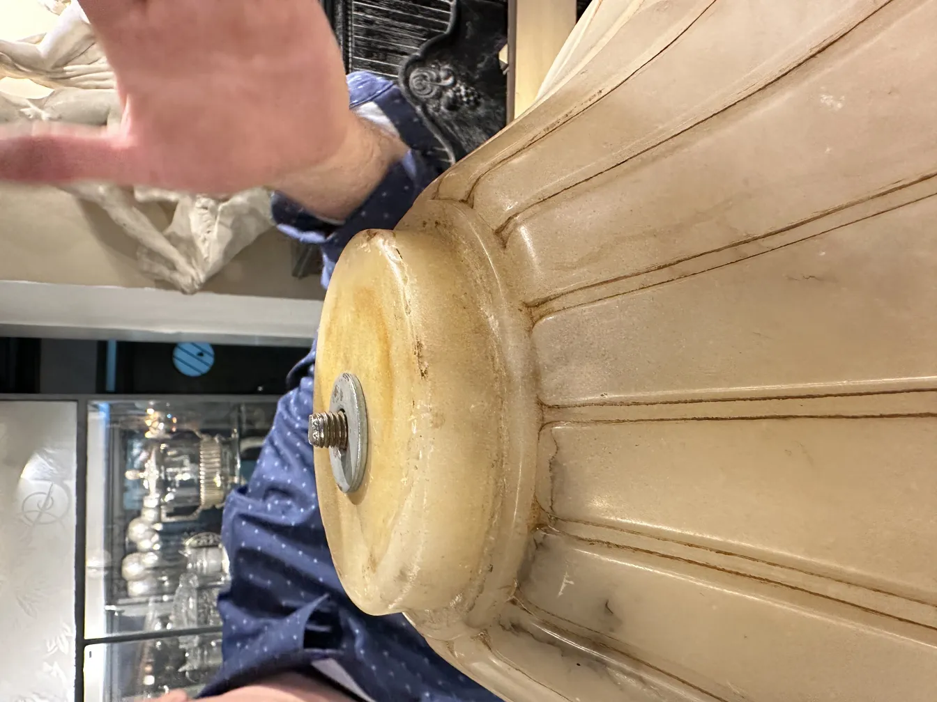 Классическая антикварная подвесная лампа в элегантной обстановке.