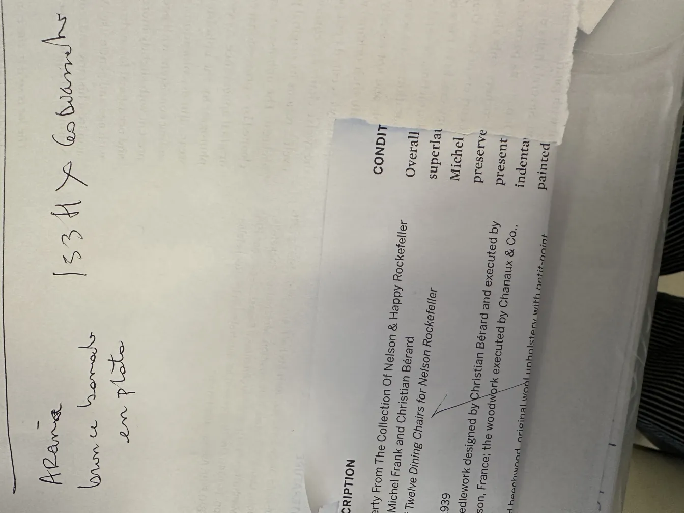 Antike Hängelampe in einer gemütlichen Umgebung mit warmem Licht.