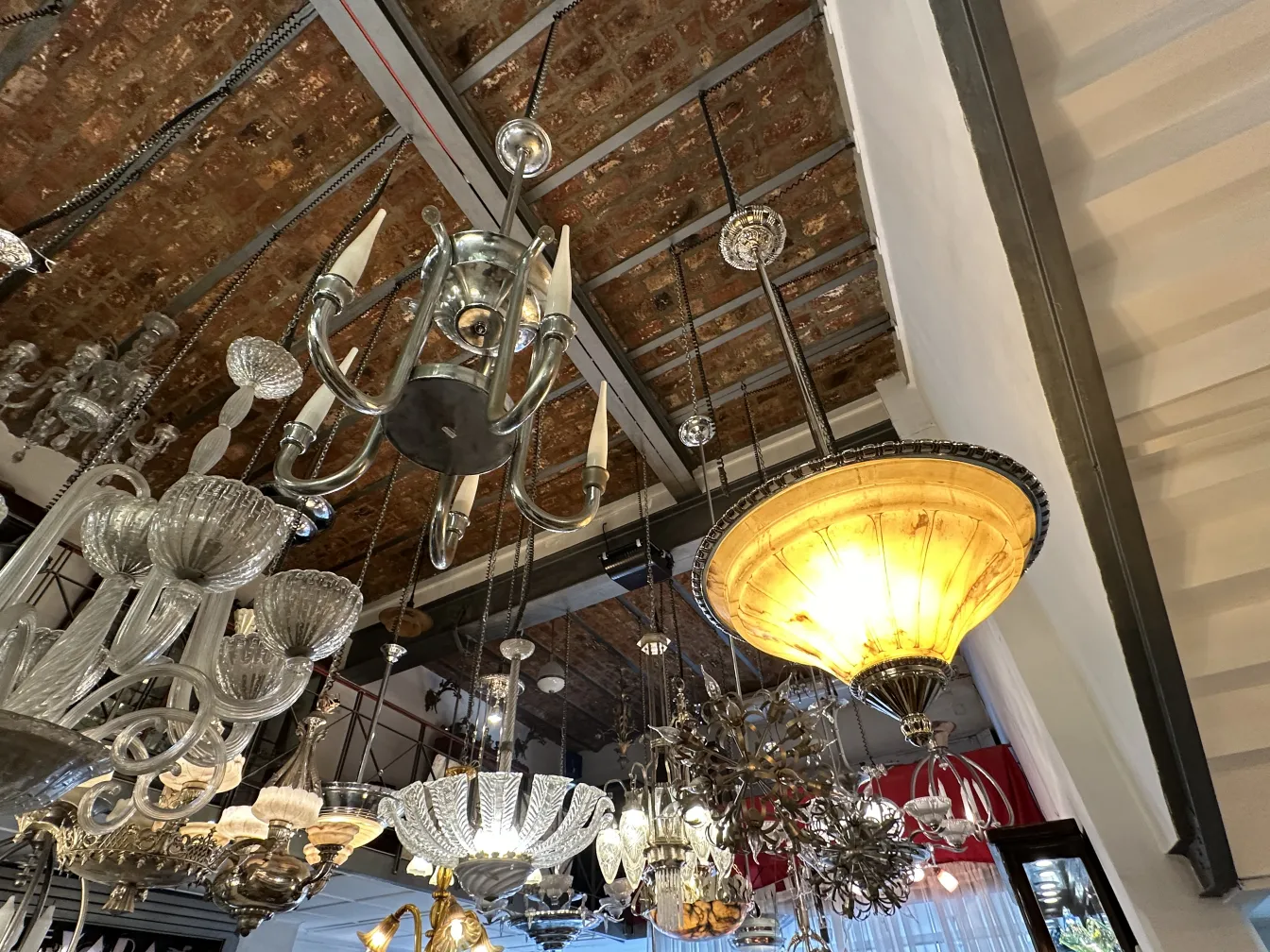 古董吊灯，温暖的光线和优雅的设计