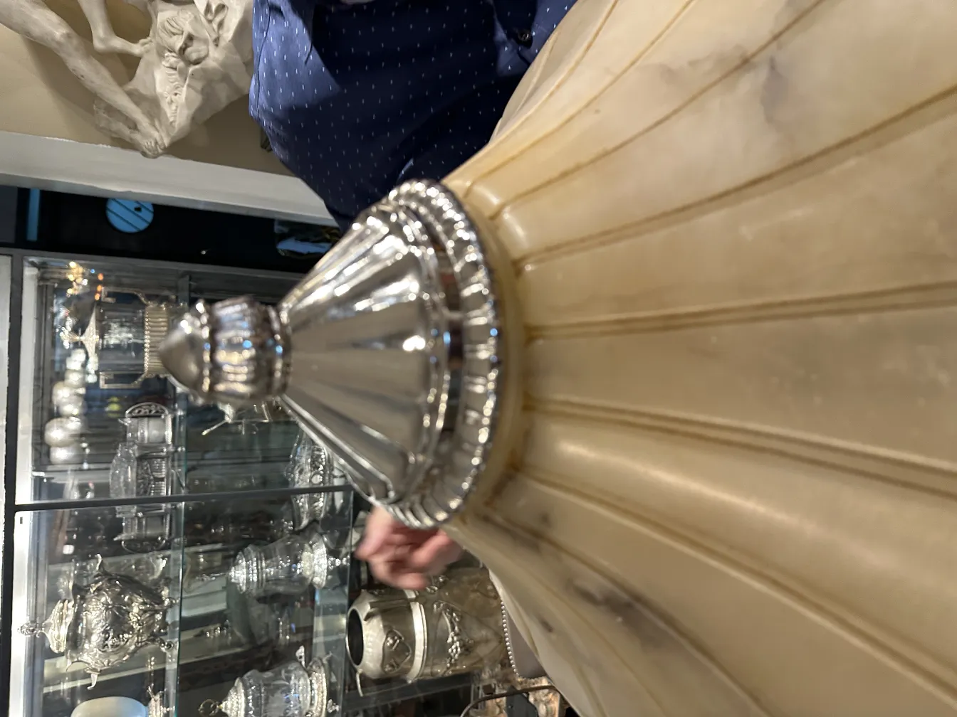 Lampada a sospensione antica con dettagli intricati in un ambiente elegante.