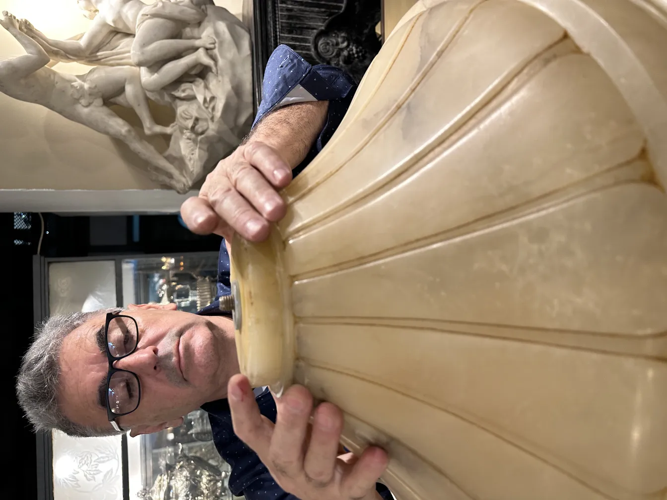 Antike Hängelampe aus Alabaster in elegantem Ambiente