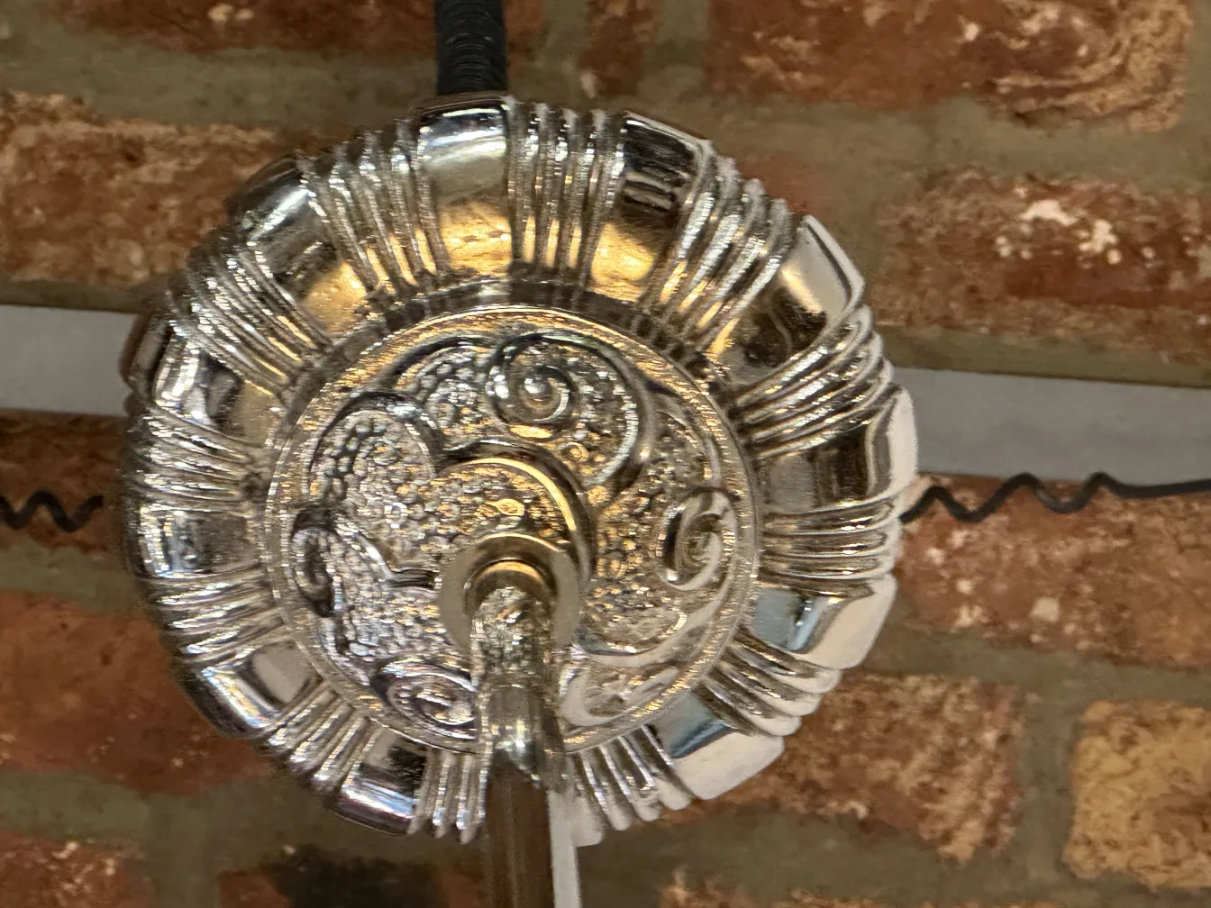 고풍스러운 교수형 램프, 광택 있는 마감, 아늑한 분위기.