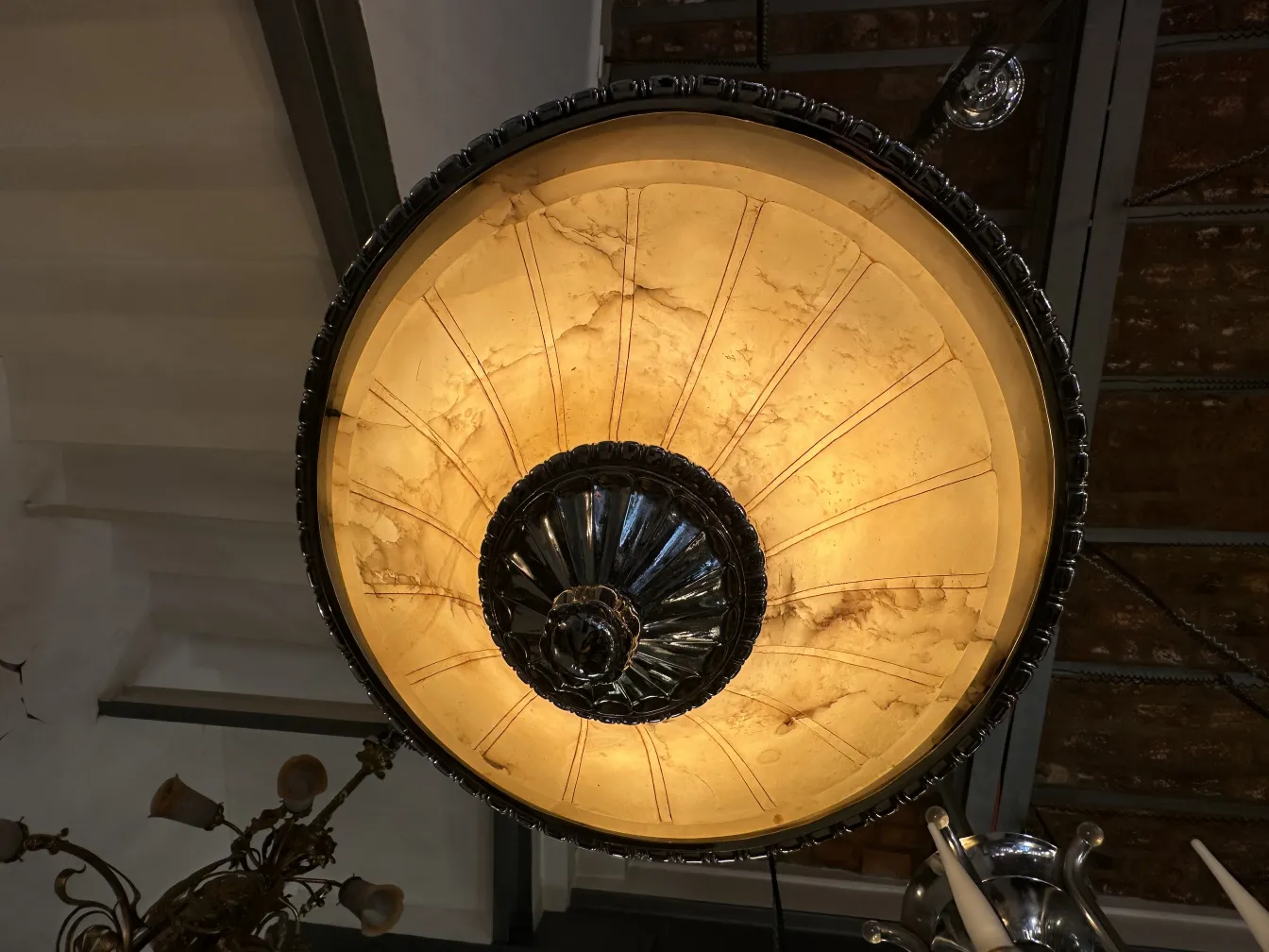 Lâmpada de teto antiga com design único em um ambiente elegante.