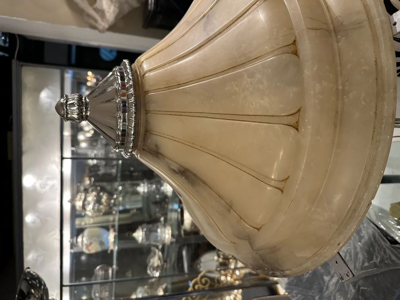 Antike Hängelampe mit elegantem Design und glänzendem Finish.