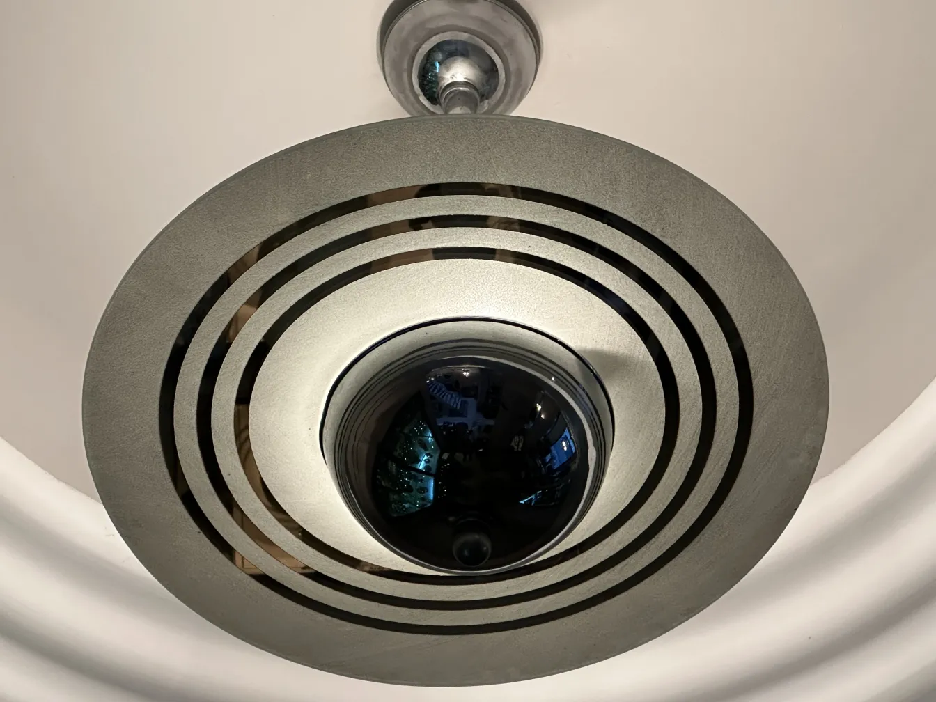 Lampada a sospensione antica di forma rotonda ed elegante