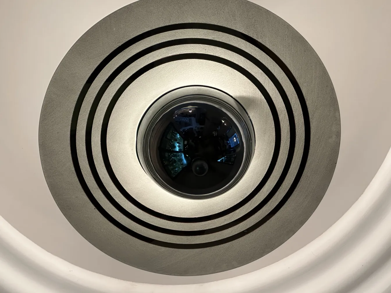 고대의 교수형 램프에 원형 디자인이 있습니다