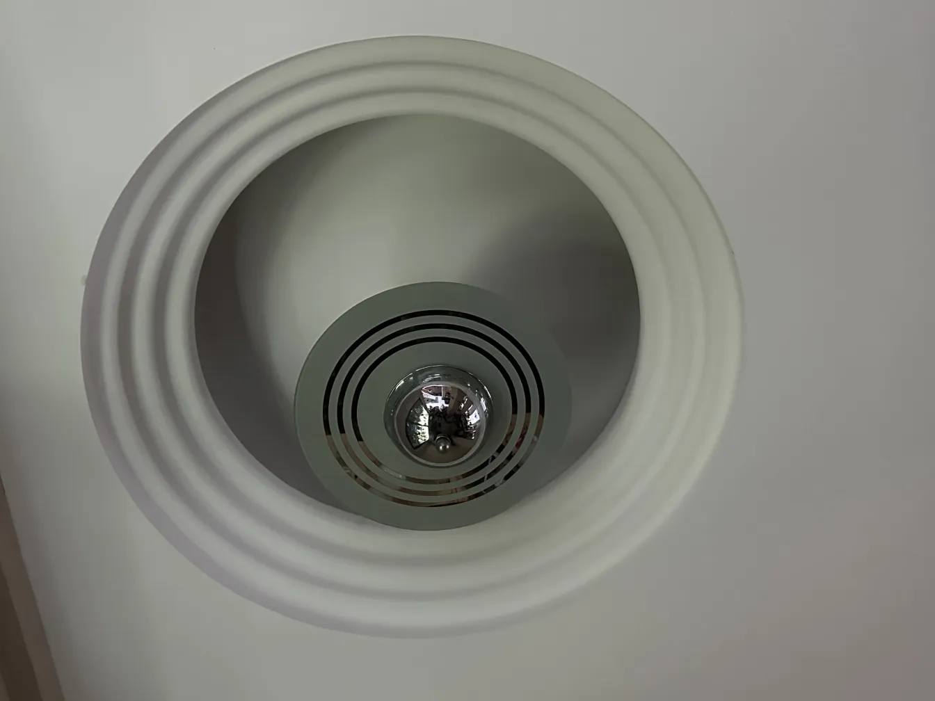 Lámpara de techo antigua con detalles redondeados y elegante diseño, ideal para decoración