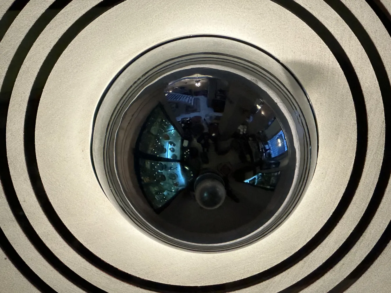 vista dal basso di una lampada a sospensione antica con design circolare