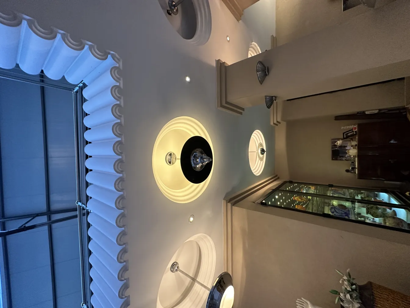 Antike Hängelampe mit warmem Licht und elegantem Design in einer gemütlichen Umgebung.