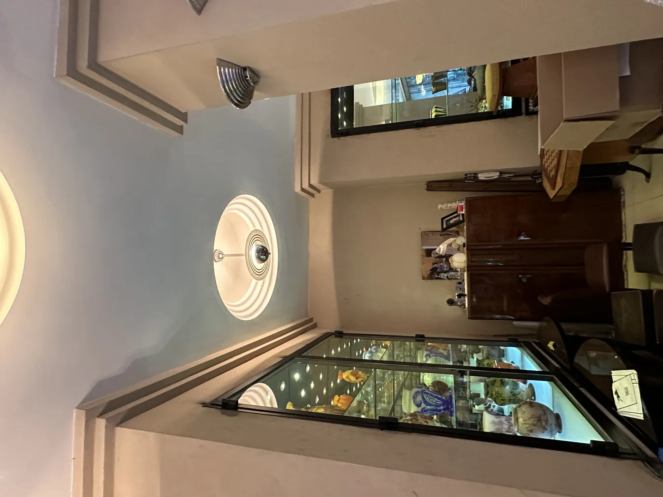 오래된 교수형 램프가 아늑한 환경에서.