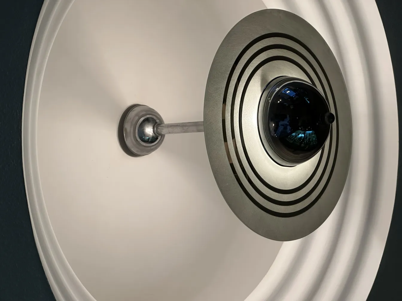 Lampada a sospensione antica con design minimalista e dettagli neri