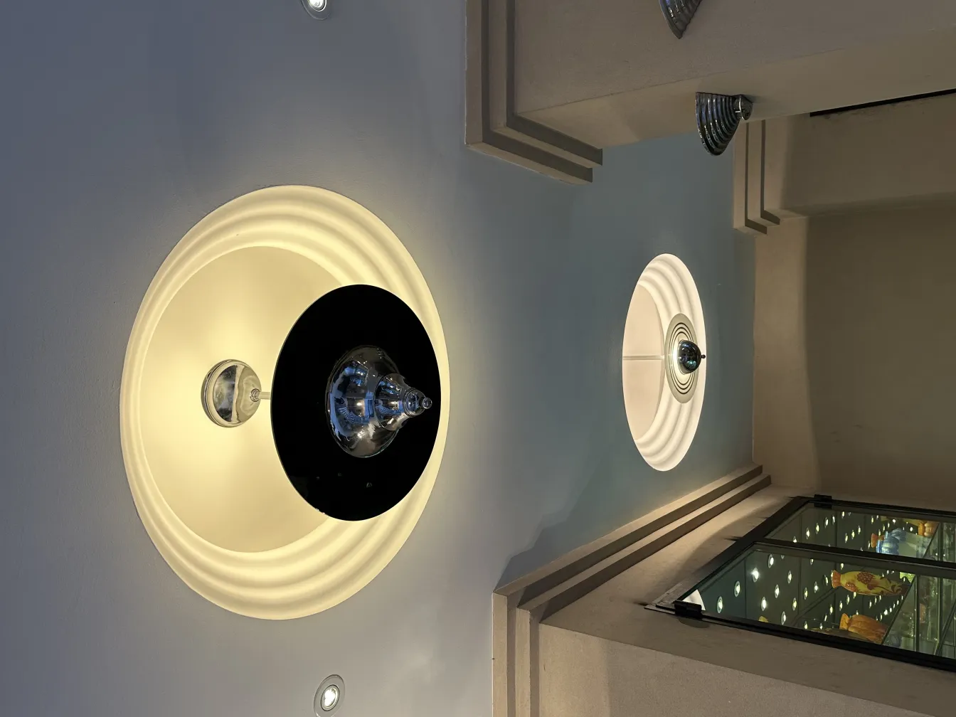 Lampada a sospensione antica con design elegante, atmosfera accogliente.