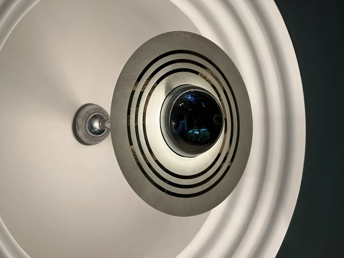 Antigua lámpara de techo con diseño geométrico en el centro.