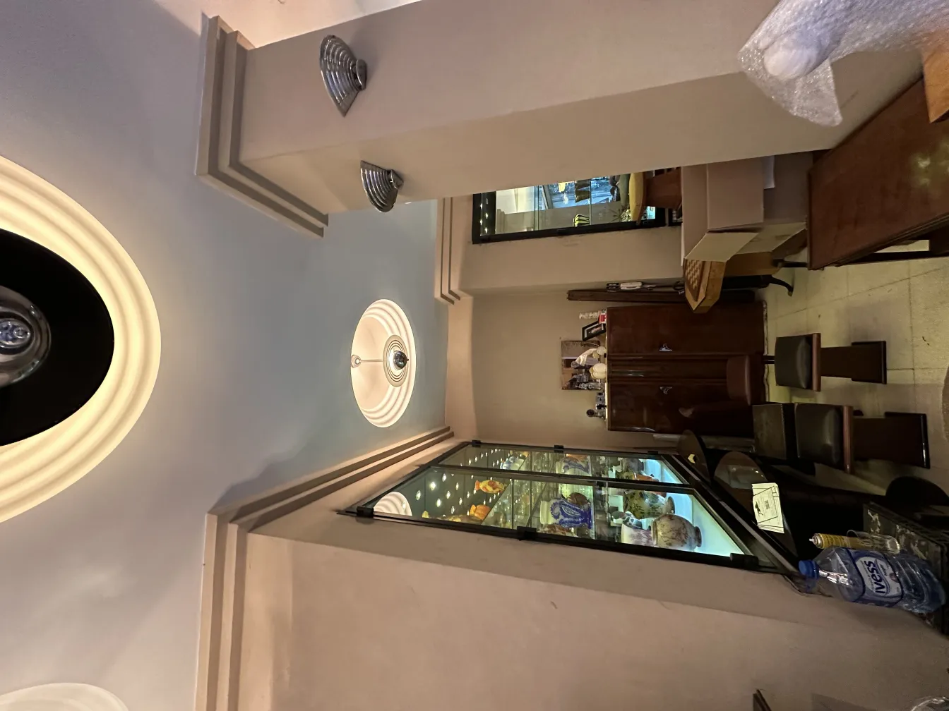 Антикварная подвесная лампа в уютной обстановке с деревянными деталями.