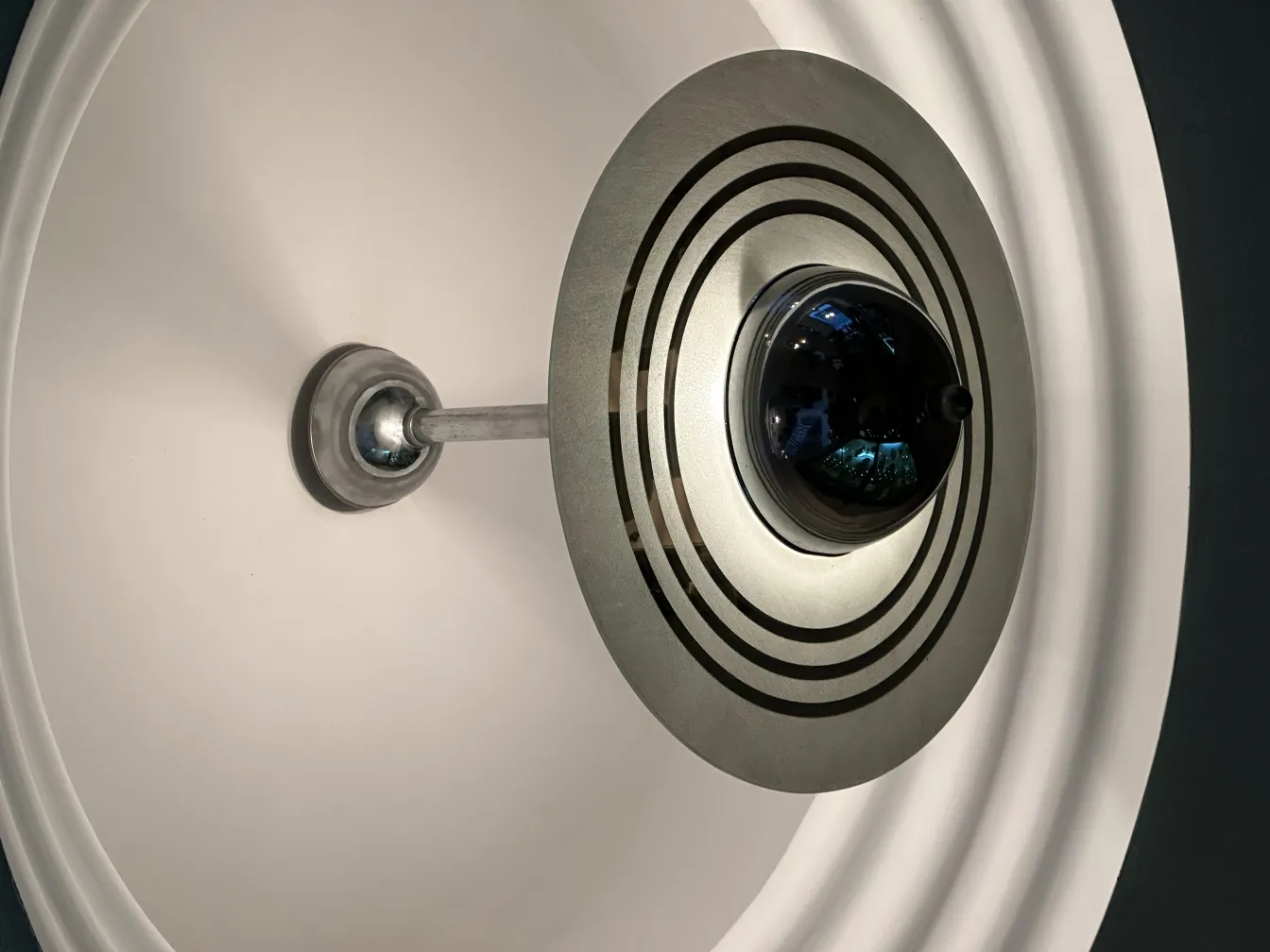 लटकता हुआ दीपक-प्राचीन-गोल और समकालीन डिजाइन के साथ, आधुनिक सेटिंग में।