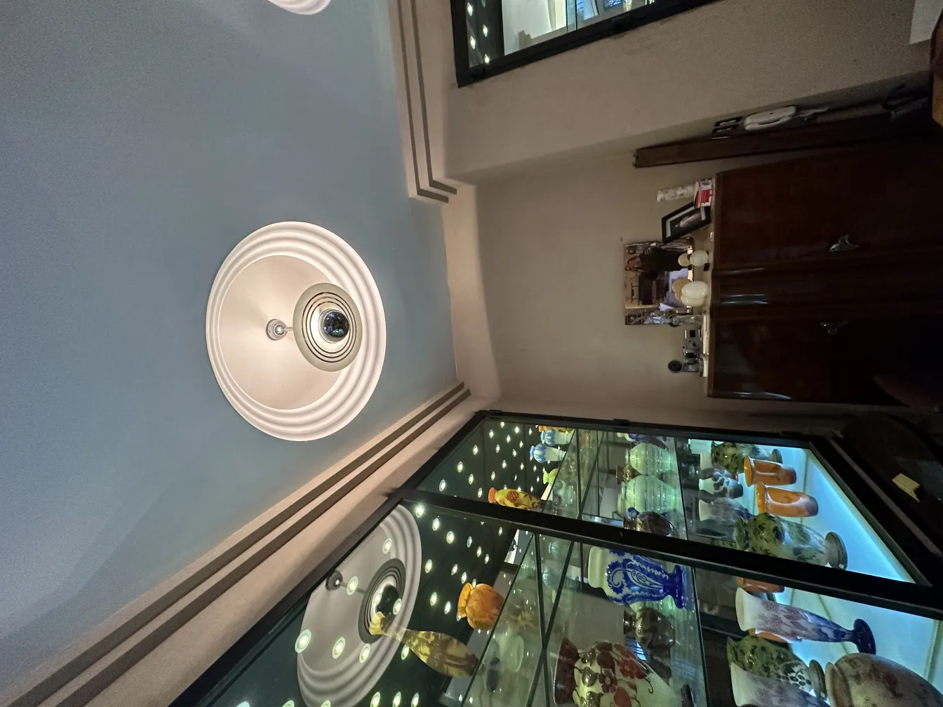 Antike Hängelampe mit eleganten Designdetails in einem dekorativen Umfeld