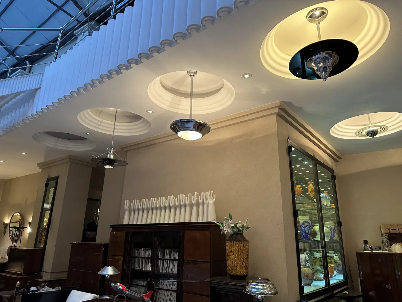 Antike Hängelampe mit elegantem Design in modernem Ambiente.