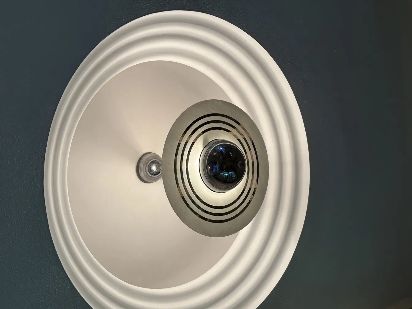 Lampada a sospensione antica con un design moderno attraente. Elegante e chic.