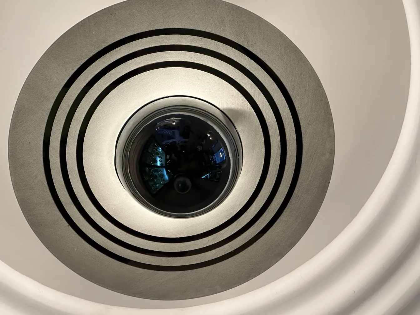 Antike Hängelampe mit elegantem kreisförmigen Design in einem minimalistischen Ambiente.