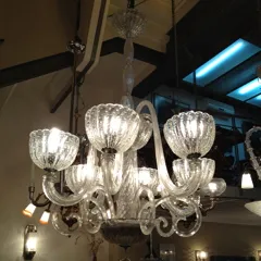 Lampada a sospensione antica con dettagli in cristallo, illuminando uno spazio elegante.