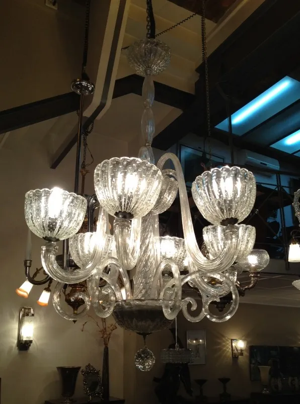 lampada a sospensione antica barovier toso illumina un ambiente elegante con dettagli luccicanti