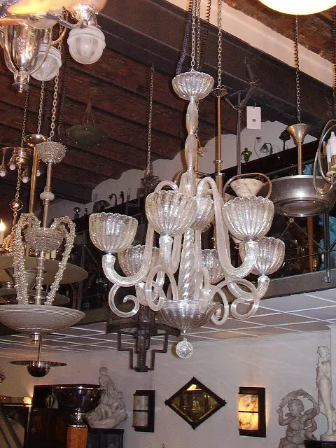 lustre ancien avec un design élégant et du verre