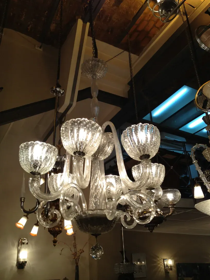 lámpara de techo antigua Barovier Toso con luces brillantes y forma elegante en un entorno decorativo