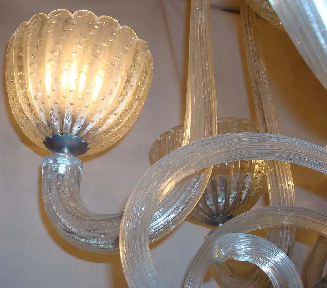 lâmpada de teto antiga com design clássico e luz suave