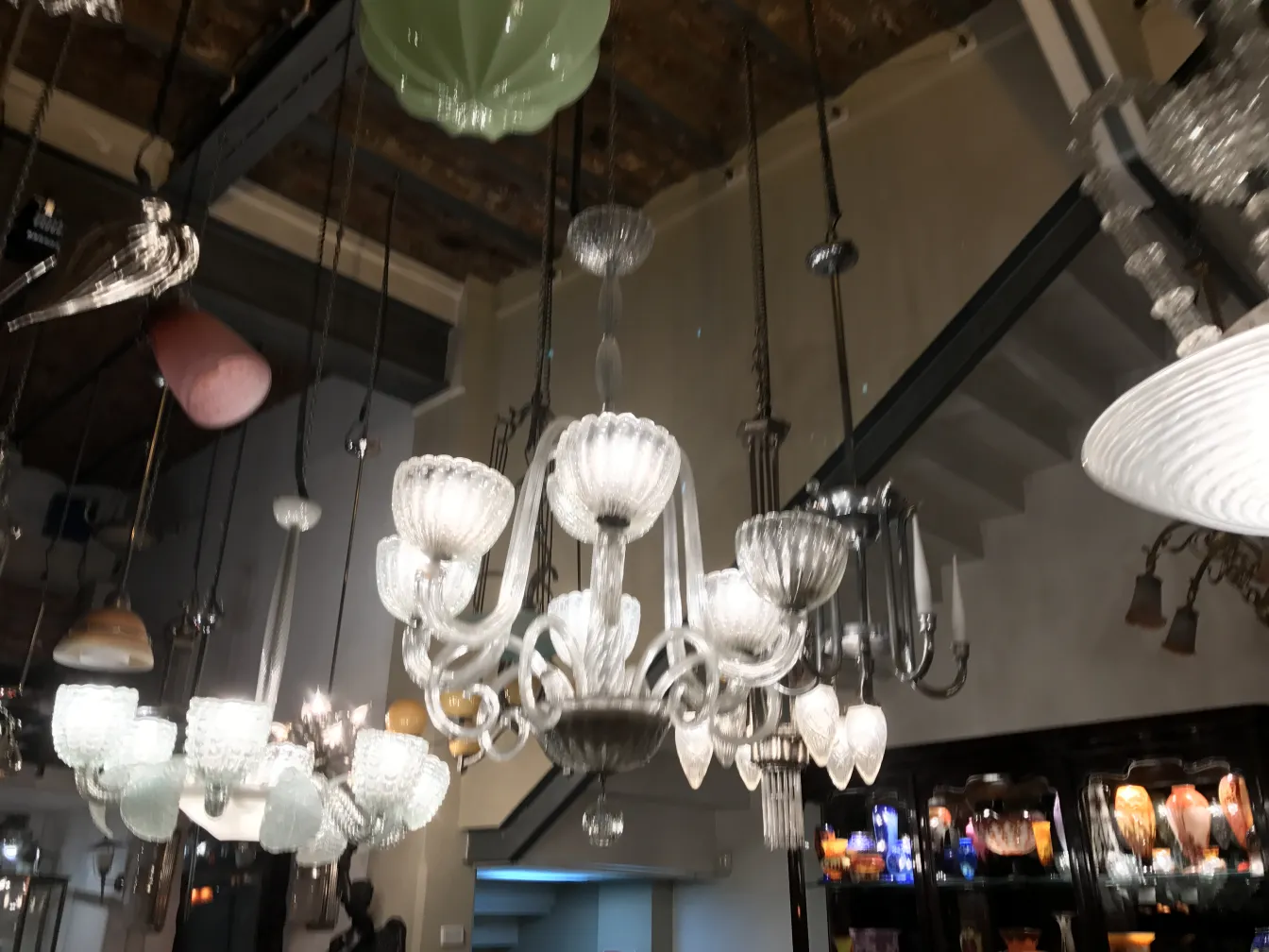 lampara de teto antiga com detalhes de vidro e design elegante