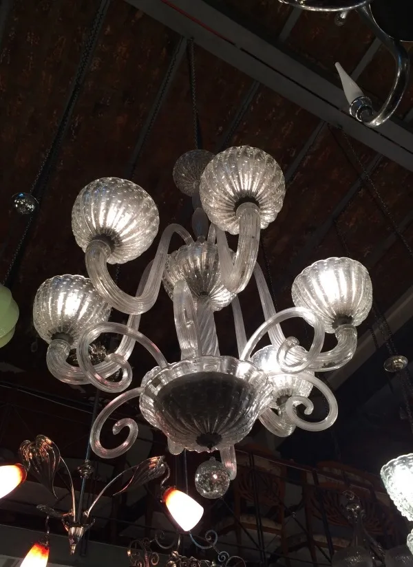 Lámpara de techo antigua de cristal con brazos decorativos