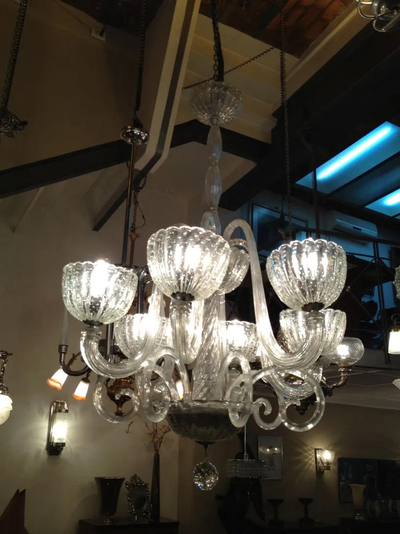 Lâmpada de teto antiga de vidro com detalhes decorativos, iluminando o ambiente