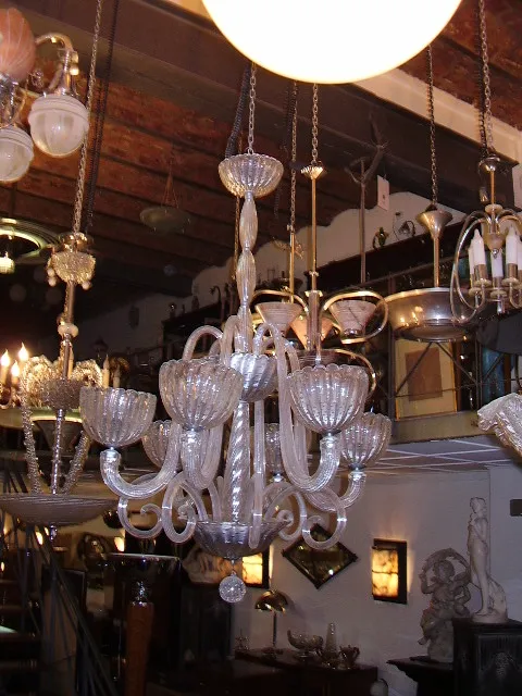 ancienne lustre dans un cadre décoratif