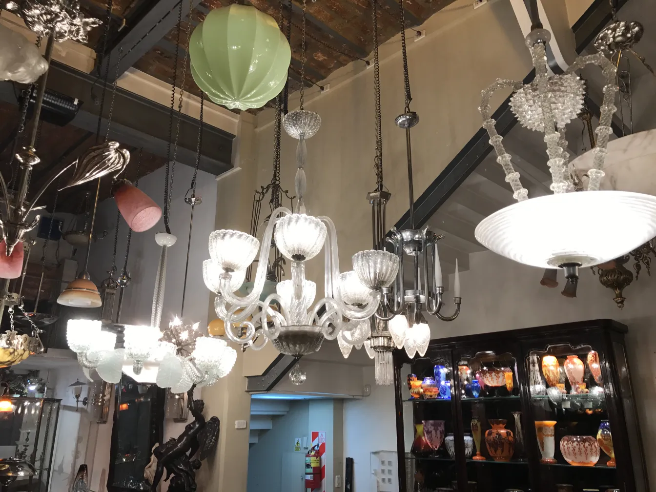 Lâmpada de teto antiga com luzes decorativas brilhantes