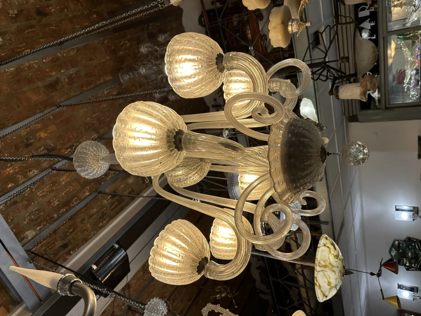 Lâmpada de teto antiga com globos redondos e design elegante. Ambiente sofisticado com detalhes delicados.