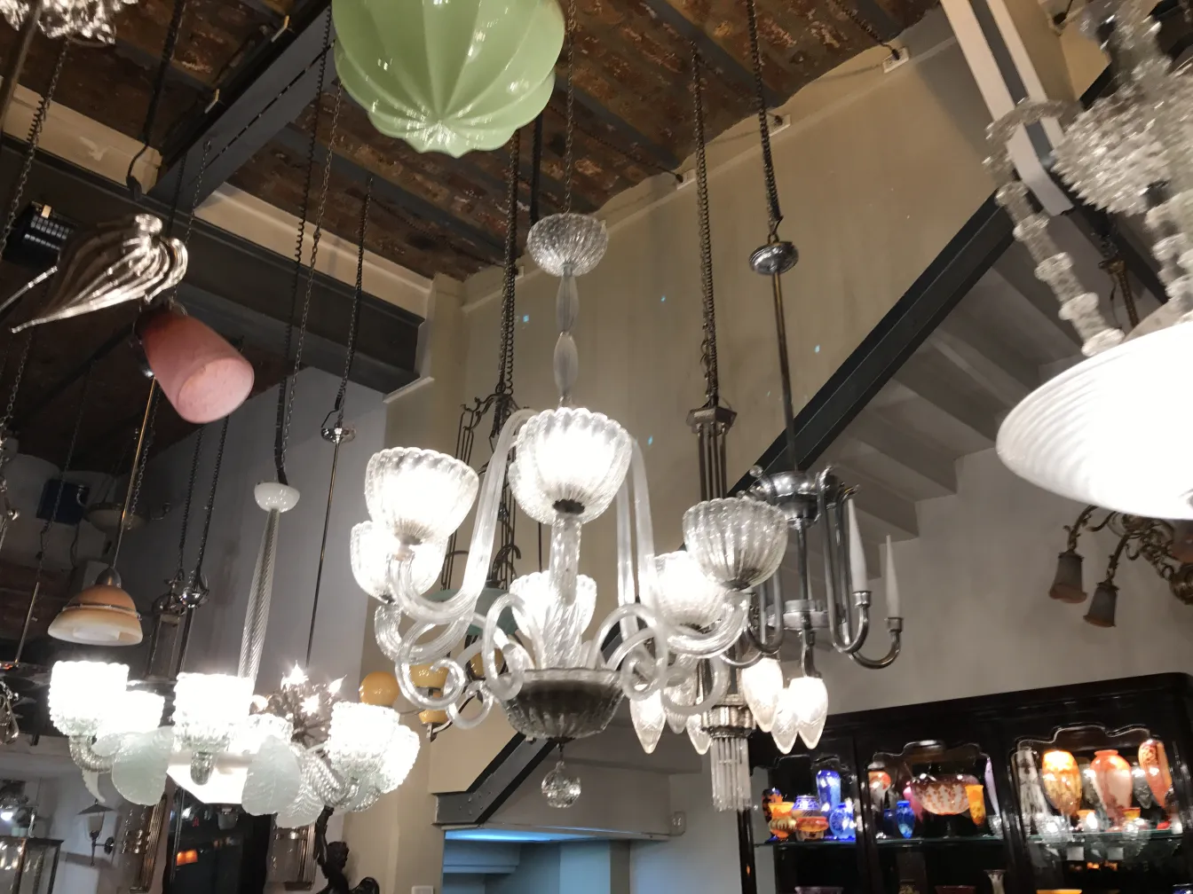 Lustre ancien en cristal avec plusieurs lumières dans l'environnement