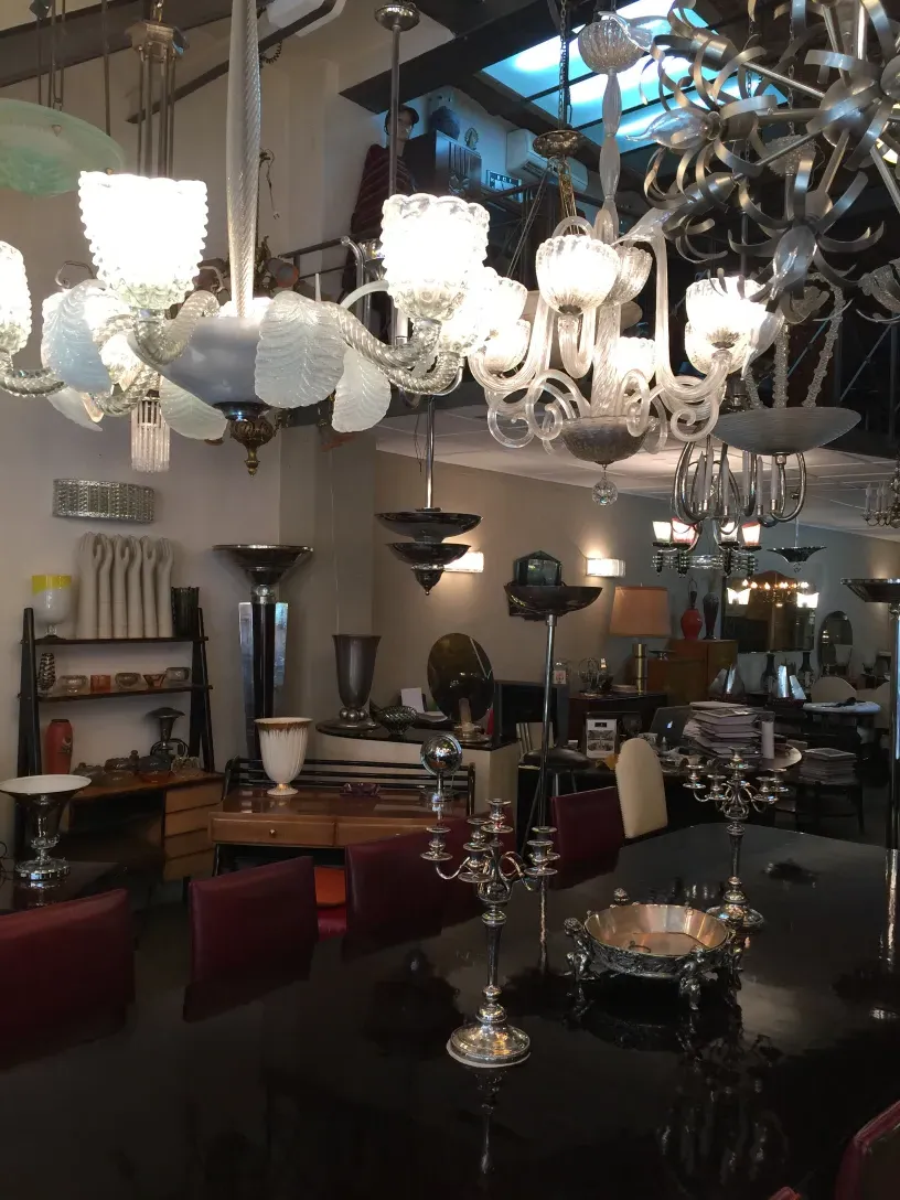 Antigua lámpara de techo Barovier Toso con luz suave en un ambiente elegante.