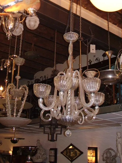 Lampada a sospensione antica di Barovier Toso in un contesto decorativo.