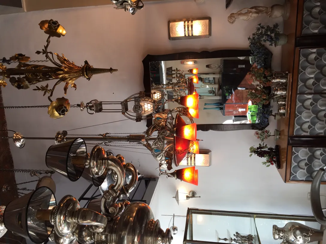 Lámpara de techo antigua con detalles decorativos en un ambiente elegante.