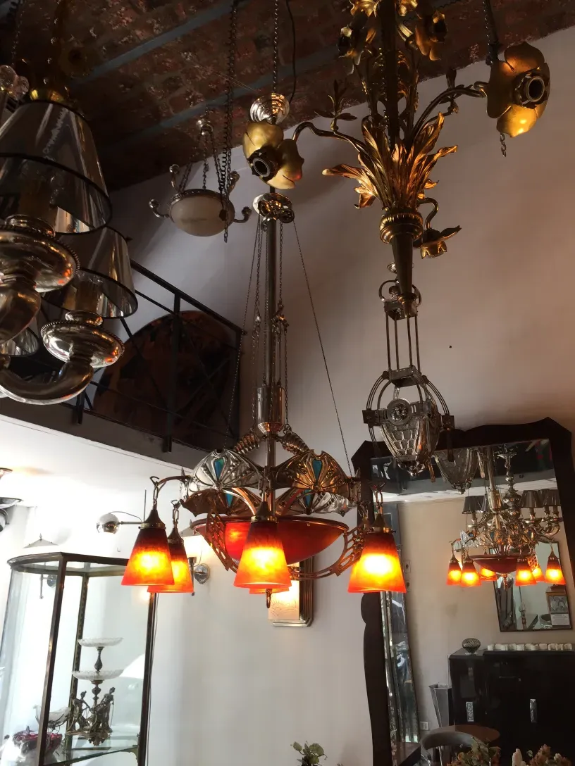 lampara de techo antigua con detalles dorados y tonos naranjas, ambiente decorativo