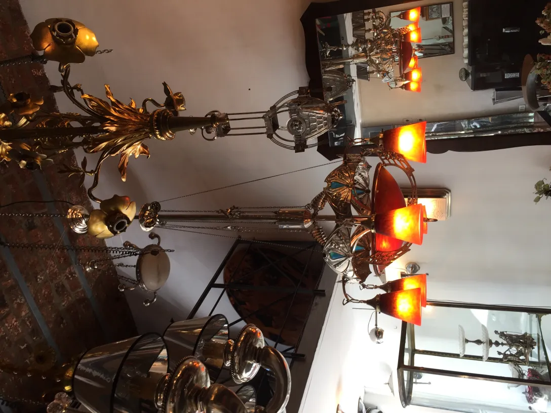 Hermosa lámpara de techo antigua con detalles dorados y luces