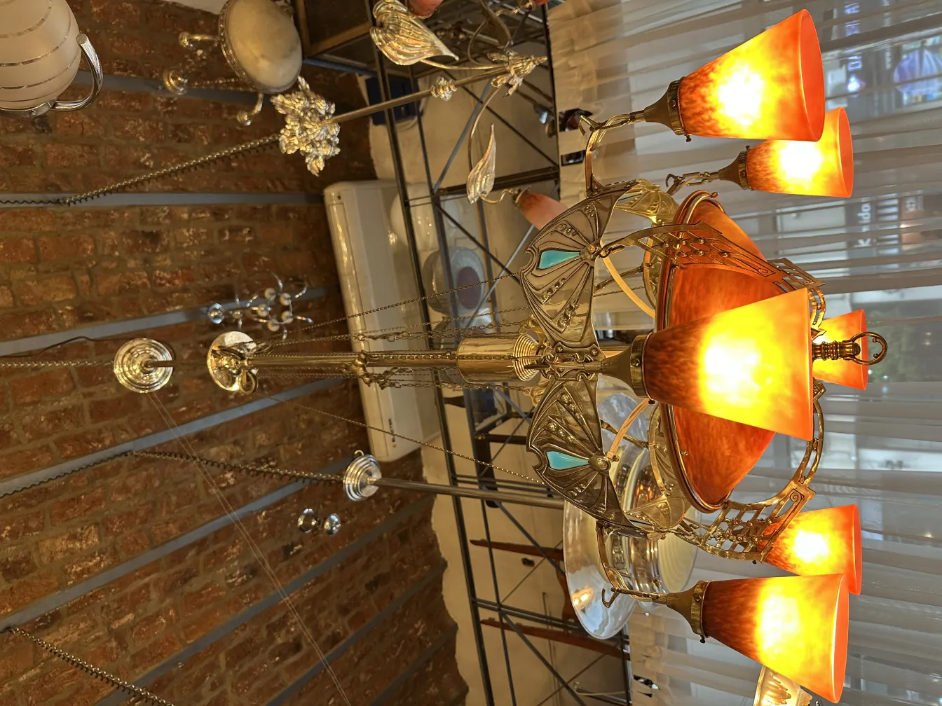 Lâmpada de teto antiga com luzes laranja brilhantes e design elegante