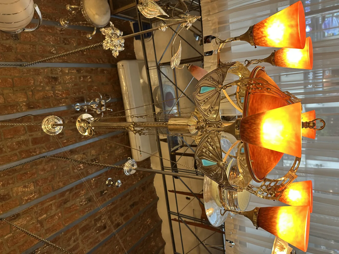 lustre antique avec abat-jours oranges dans une ambiance chaleureuse